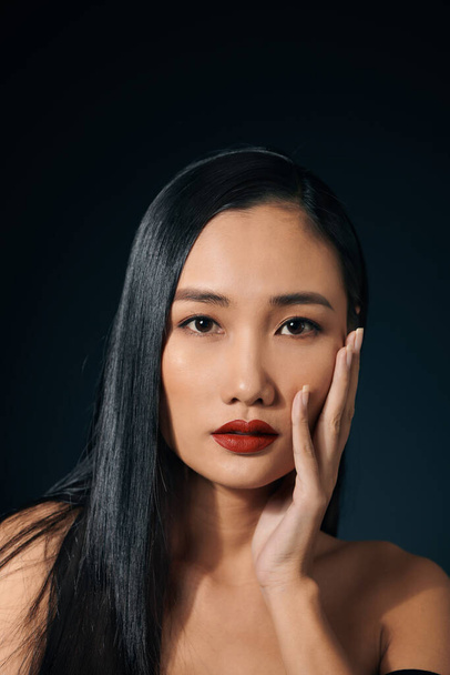 close-up sexy aziatische vrouw geïsoleerd over zwart achtergrond - Foto, afbeelding