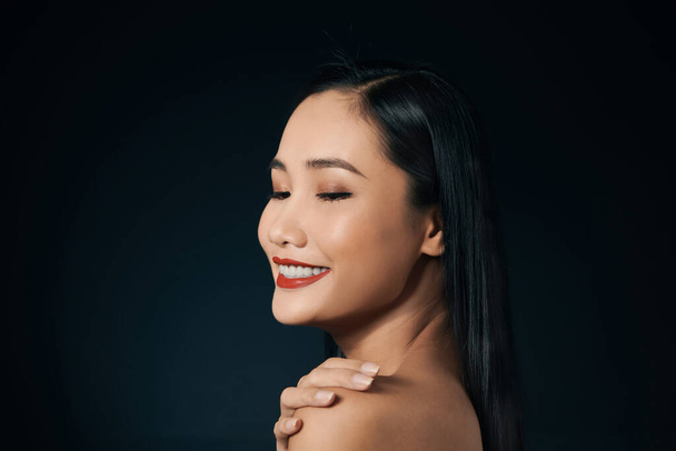 Retrato de mujer asiática atractiva aislada sobre fondo de bálsamo
 - Foto, imagen