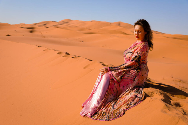 Κορίτσι με μαροκινό φόρεμα στην έρημο Σαχάρα. - Φωτογραφία, εικόνα