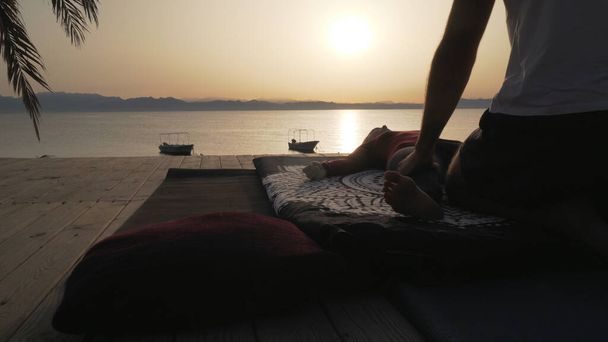 Силует масаж для женщины на закат.. - Фото, зображення
