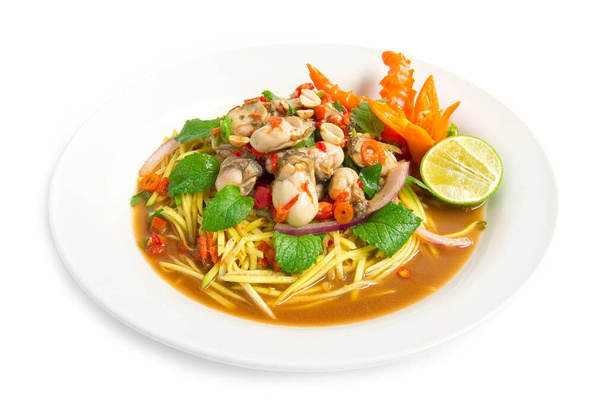 Salada de manga picante com Oyster Thai aperitivo de comida picante Tailândia comida goodtasty decorar com chili esculpida vista lateral isolada no fundo branco
 - Foto, Imagem