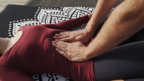 Чоловічі руки роблять тайський масаж живота жіночого тіла
. - Фото, зображення