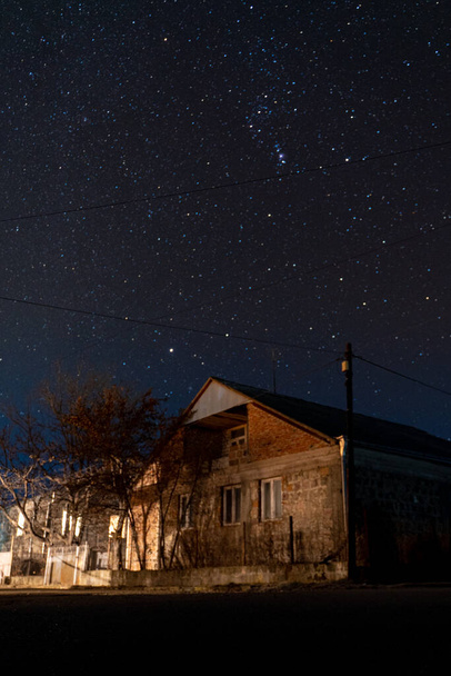 Armênia, outono de 2019: cabana velha à noite com céu cheio de estrelas
 - Foto, Imagem