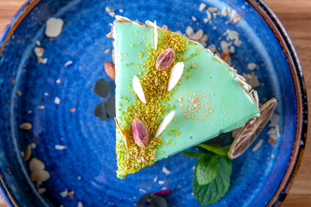 helles, schön dekoriertes Dessert auf blauem Teller - Foto, Bild