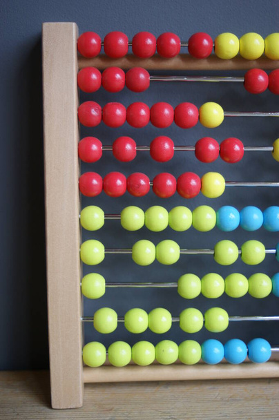 kalkulace s perlemi na dřevěném duhovém abaku pro kalkulaci čísel. Koncept učení matematiky - Fotografie, Obrázek