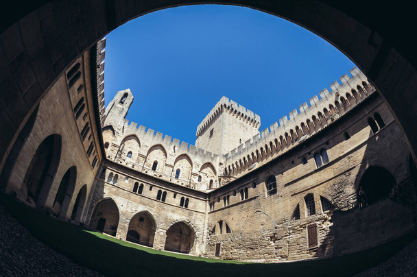 Paavien palatsin piha historiallinen palatsi sijaitsee Avignonissa, Etelä-Ranskassa
 - Valokuva, kuva