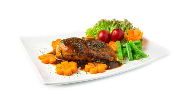 Gegrilltes Hühnersteak mit Barbecue-Sauce Seitenansicht isoliert auf weißem Hintergrund - Foto, Bild