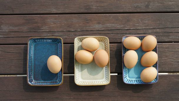 Her tabakta bir, üç ve beş yumurta var.. - Fotoğraf, Görsel