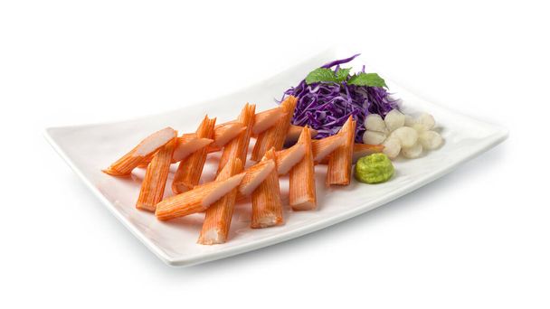 Crab Stick Set Appetizer prato com Wasabi decorar com roxo fatia de repolho vista lateral
 - Foto, Imagem