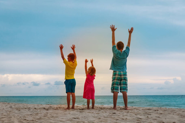 Vater und Kinder im Strandurlaub, Familie auf See - Foto, Bild