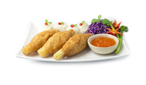 Camarones vietnamitas fritos en barra de caña de azúcar y fideos de arroz finos comida vietnamita estilo comida saludable goodtasty decorar con verduras vista frontal
 - Foto, imagen