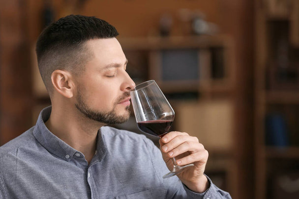 Muž ochutnávka vína v restauraci - Fotografie, Obrázek