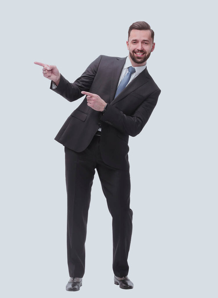 smiling handsome businessman pointing to copy space. isolated on white - Φωτογραφία, εικόνα
