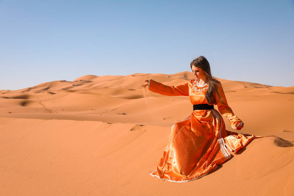 サハラ砂漠のモロッコのドレスの美しい若い女の子. - 写真・画像