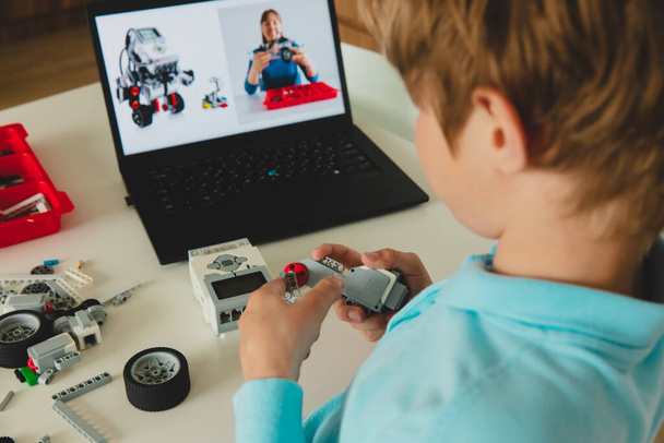 Kind baut Roboter mit Online-Robotertechnik-Unterricht - Foto, Bild