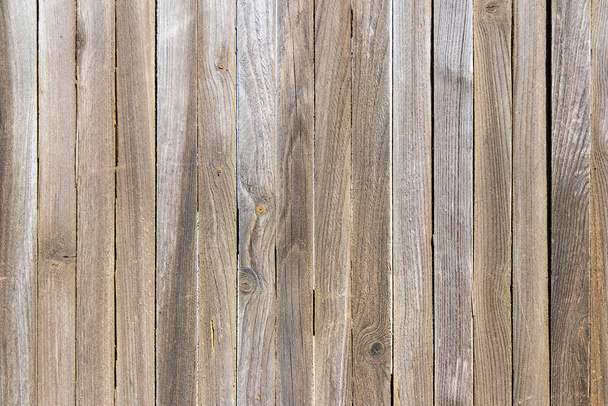 Textura de una antigua cerca de madera sin pintar hecha de madera natural
. - Foto, imagen