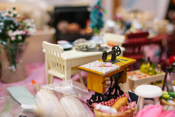Hermosos modelos en miniatura de la máquina de coser vintage, muebles y accesorios para el hogar - Foto, imagen