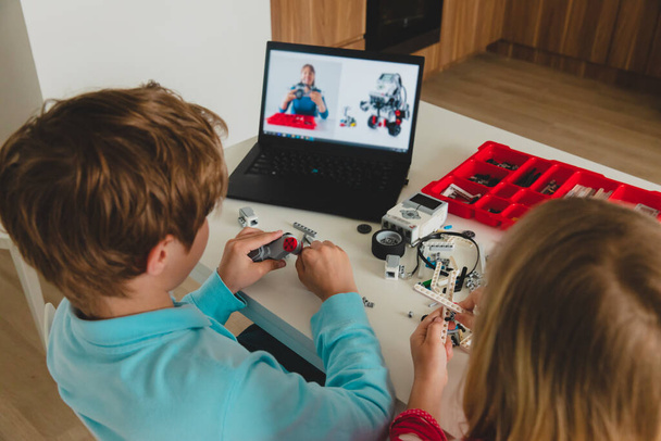 kids building robot with online robotic technology lesson - Foto, Imagem