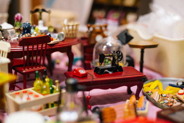 Miniatyyrimallit vintage ompelukone, huonekalut ja kodin tarvikkeet - Valokuva, kuva