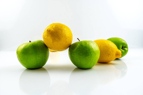 Zelená jablka s citrony izolované na bílém pozadí - Fotografie, Obrázek