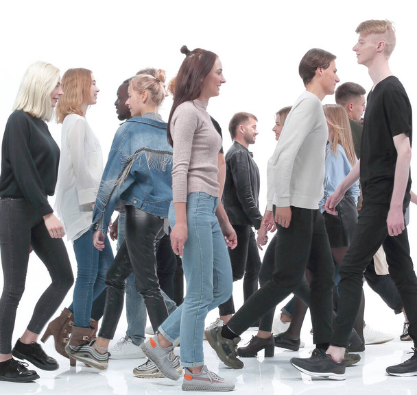 ležérní mladí lidé kráčející různými směry - Fotografie, Obrázek