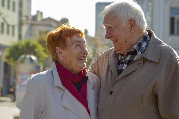 Пара пожилых людей. Дедушка и внучка на прогулке в парке. Осенью в городе гуляют пожилая пара мужей и жен. Влюбленная старшая пара
 - Фото, изображение