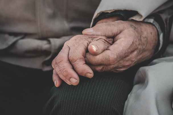 Old people holding hands. Close up. - Fotoğraf, Görsel