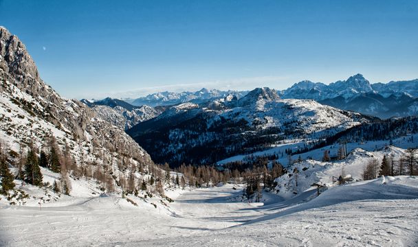 Alpes no inverno, Estância de esqui Nassfeld - Mountains Alps, Áustria
 - Foto, Imagem