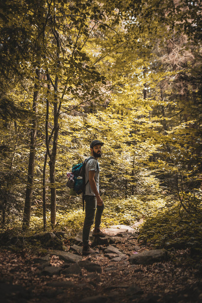 Joven viajero con mochila relajante al aire libre con montañas rocosas en el fondo Vacaciones de verano y Lifestyle concepto de senderismo
 - Foto, imagen