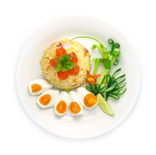 Fried Rice with Salt Egg, egg.Thai Food fusion styl zdobí vyřezávané okurky, jarní cibule, chilli a limetkové vrchní pohled - Fotografie, Obrázek