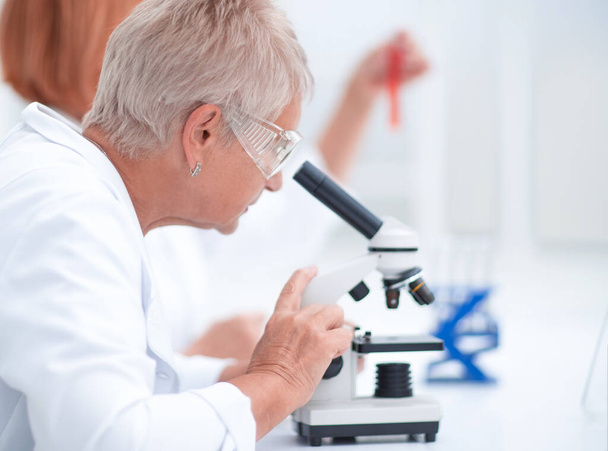 female scientist conducts research in the laboratory. - Foto, imagen