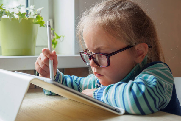 Klein meisje met tablet en stylus leren tekenen online - Foto, afbeelding