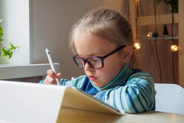 Pieni tyttö tabletti ja stylus oppiminen piirustus verkossa
 - Valokuva, kuva
