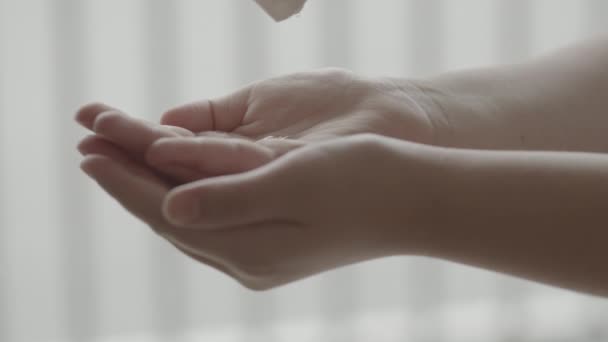 slow motion hand sanitization alcohol spuiten schot op zwarte magie 6k rauw - Video