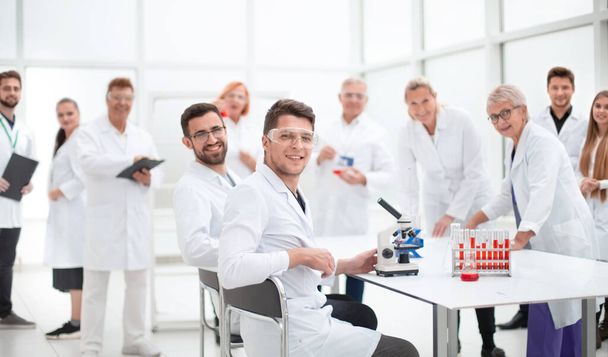 young scientist and his colleagues work in the laboratory. - Φωτογραφία, εικόνα