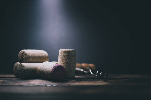 tapones de vino y sacacorchos sobre mesa de madera - Foto, imagen