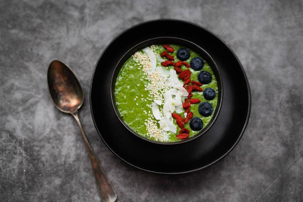 Verse groene smoothie van Banaan en Spinazie in de kom voor ontbijt, vegetarisch eten - Foto, afbeelding