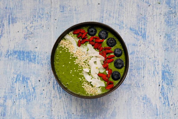 Frischer grüner Smoothie aus Banane und Spinat in der Schüssel zum Frühstück, vegetarisches Essen - Foto, Bild
