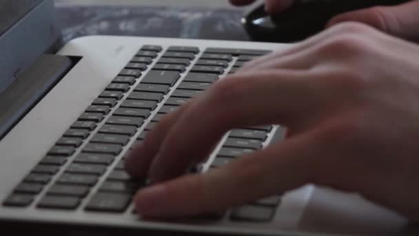 férfi kéz típus egy laptop billentyűzeten - Felvétel, videó