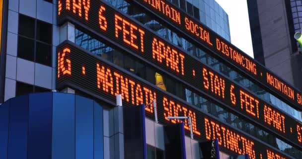 Un ticker del mercado de valores de Times Square recuerda a los peatones mantener 6 pies uno del otro. El distanciamiento social fue una práctica común para frenar la propagación de COVID-19 durante la pandemia de 2020
.   - Imágenes, Vídeo
