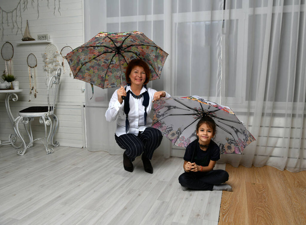 parfois il pleut dans la chambre des enfants et le parapluie ne fait pas mal
 - Photo, image