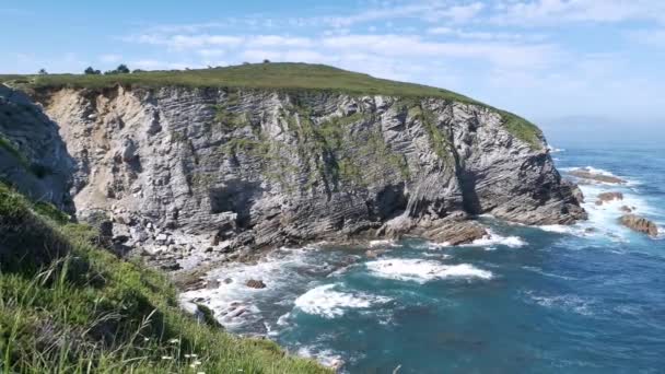 Näkymät Cantabrian merelle aurinkoisena kesäaamuna Barrikan kalliolta, Baskimaasta
 - Materiaali, video