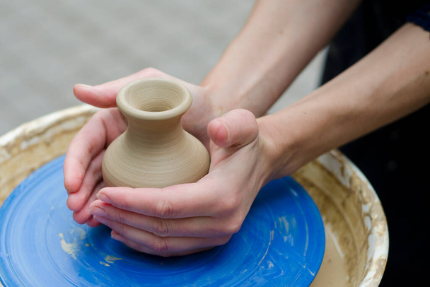 Street master class on modeling of clay on a potter's wheel In the pottery workshop - Foto, Imagem