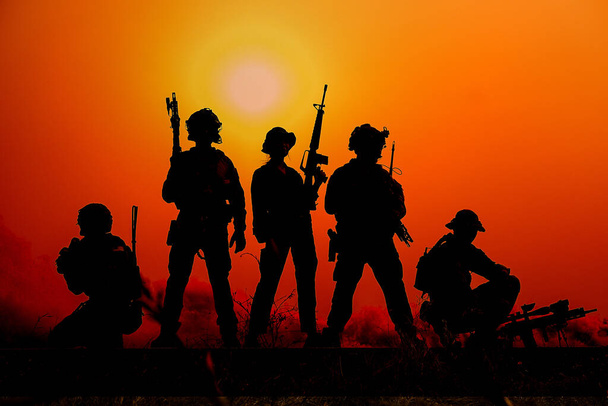 La silhouette d'un soldat militaire avec le soleil comme corps des Marines pour les opérations militaires - Photo, image