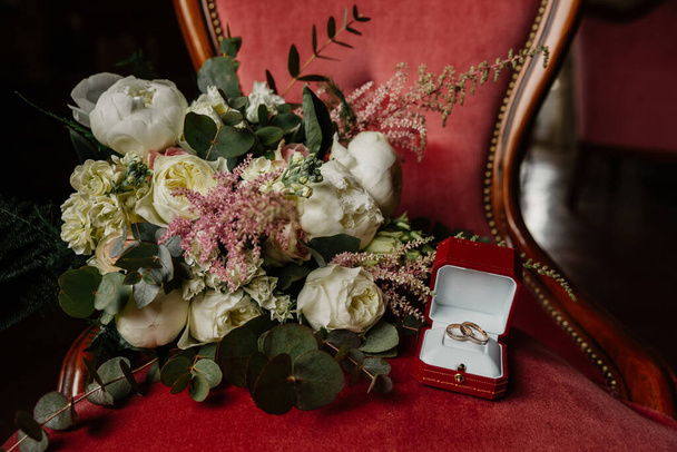 Αξεσουάρ γάμου - μπουκέτο με λευκά και πράσινα λουλούδια - Φωτογραφία, εικόνα