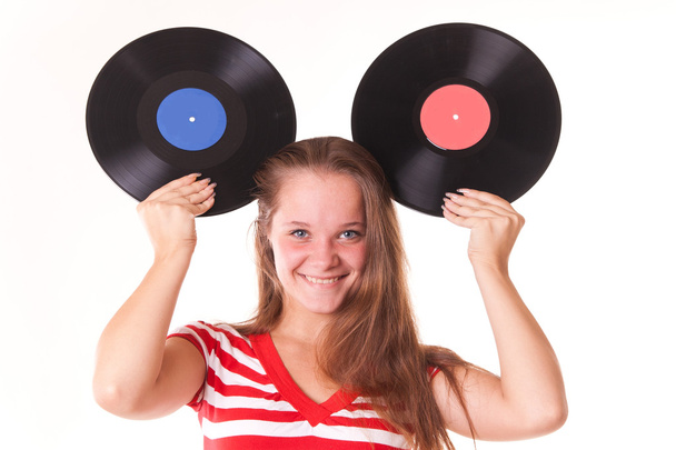Jeune jolie mannequin posant avec deux disques vinyle
 - Photo, image