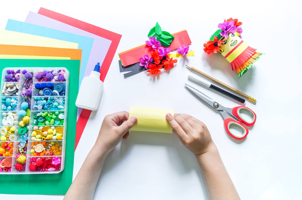 Vacances des Mexicaines. "Paper craft diy. Artisanat d'un processus créatif de l'enfant. - Photo, image