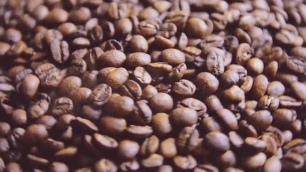 香り高いコーヒー豆はフライパンでローストされ、煙はコーヒー豆から来ています。全体の構成はカメラを回転させ.  - 映像、動画