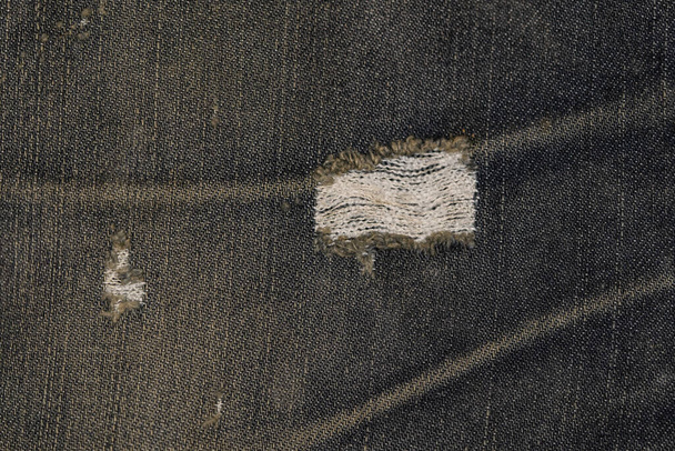 Eski kot kumaşın yüzeyinin yakın plan resimleri ve yırtık izleri, eski kot kumaşın arka plan deseni. - Fotoğraf, Görsel