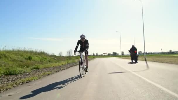 Triatleta ciclismo bicicleta de carretera, Pedaleando bicicleta de carretera, concepto de deporte
 - Imágenes, Vídeo
